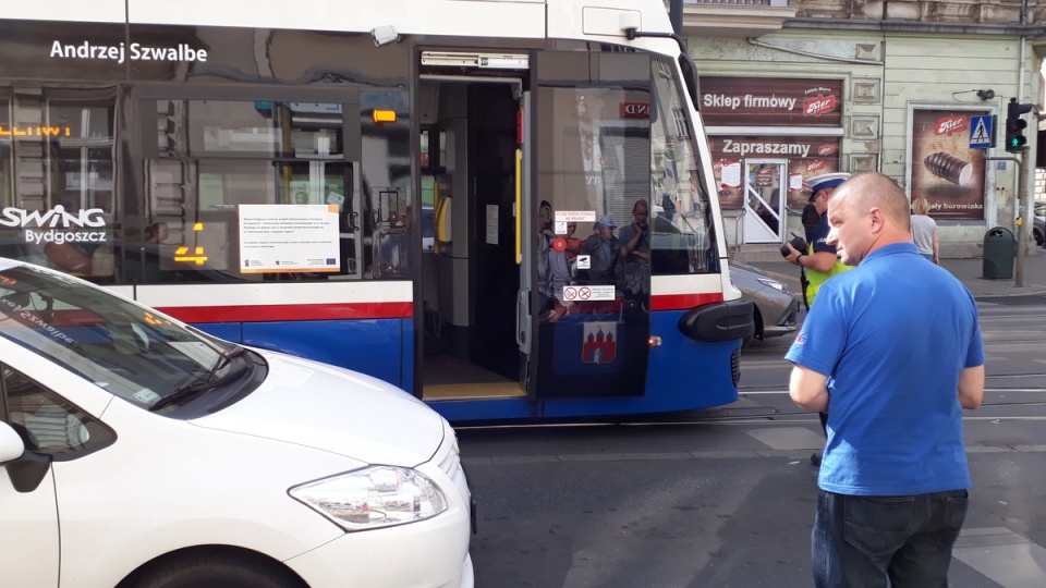 Do szpitala trafiła jedna z pasażerek tramwaju linii nr 4. Fot. Kamila Zroślak