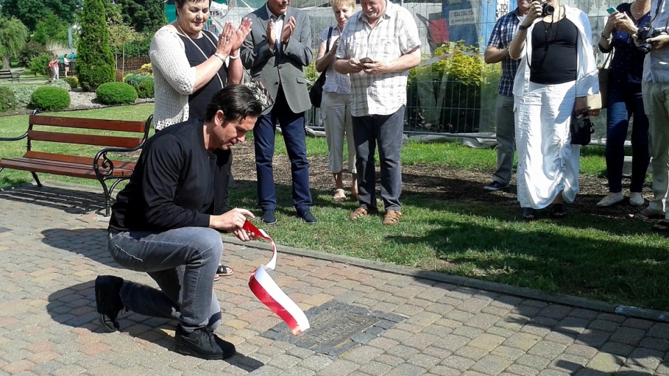 Marcin Dorociński odebrał statuetkę oraz odsłonił pamiątkową tablicę na Bulwarze im. Poli Negri w Lipnie. Fot. Bogumiła Wresiło