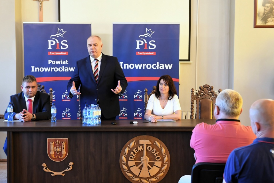 Szef komitetu stałego Rady Ministrów Jacek Sasin (C), przewodniczący zarządu Komitetu Miejskiego PiS w Inowrocławiu Daniel Sendor (L) i poseł na Sejm Ewa Kozanecka (P) podczas spotkania z mieszkańcami Inowrocławia, 27 bm. Fot. Tytus Żmijewski