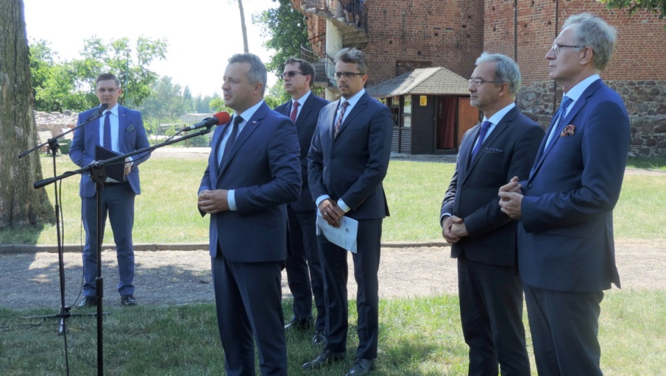 Ministrowi Kwiecińskiemu towarzyszyli w Kruszwicy m.in. poseł PiS Tomasz Latos oraz wojewoda kujawsko-pomorski Mikołaj Bogdanowicz. Fot. Lech Przybyliński