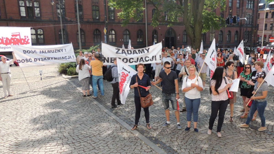 Przed Urzędem Wojewódzkim w Bydgoszczy protestowało ponad 100 pracowników sfery budżetowej z "Solidarności". Fot. Damian Klich