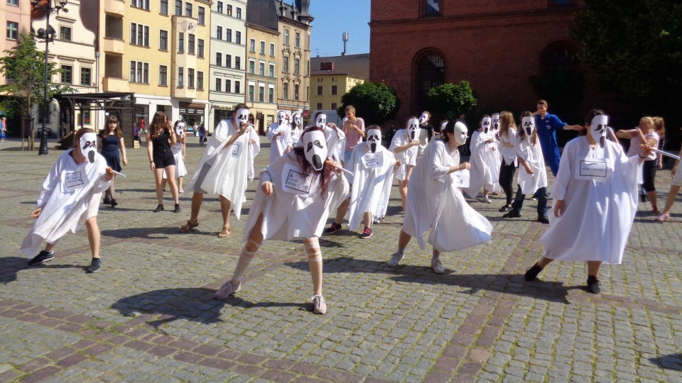 Są też odgrywane happeningi "Z każdym buchem stajesz się duchem". Fot. Monika Kaczyńska