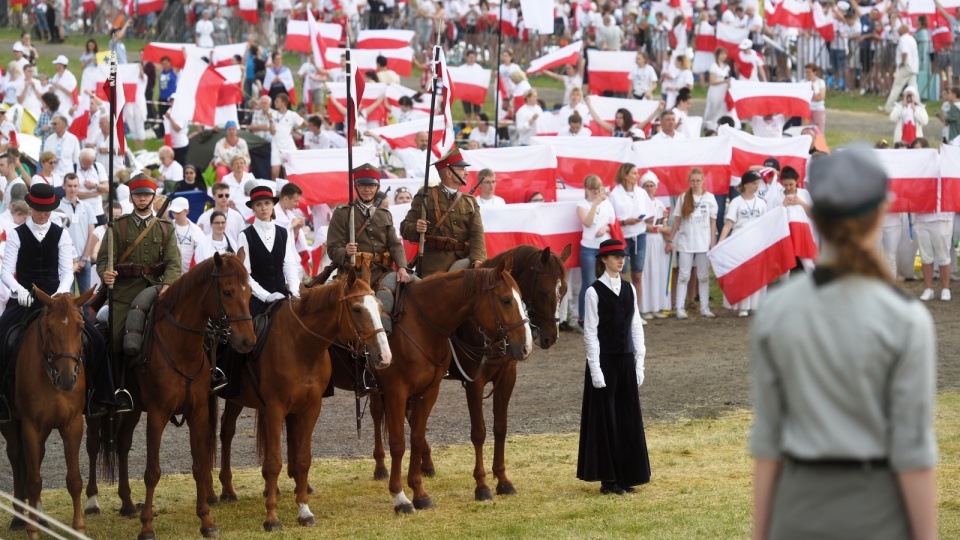 Na Polach Lednickich (Wielkopolskie), pod hasłem "Jestem", XXII Spotkanie Młodych Lednica 2000. Gościem specjalnym wydarzenia jest prezydent Andrzej Duda. Fot. PAP/Jakub Kaczmarczyk