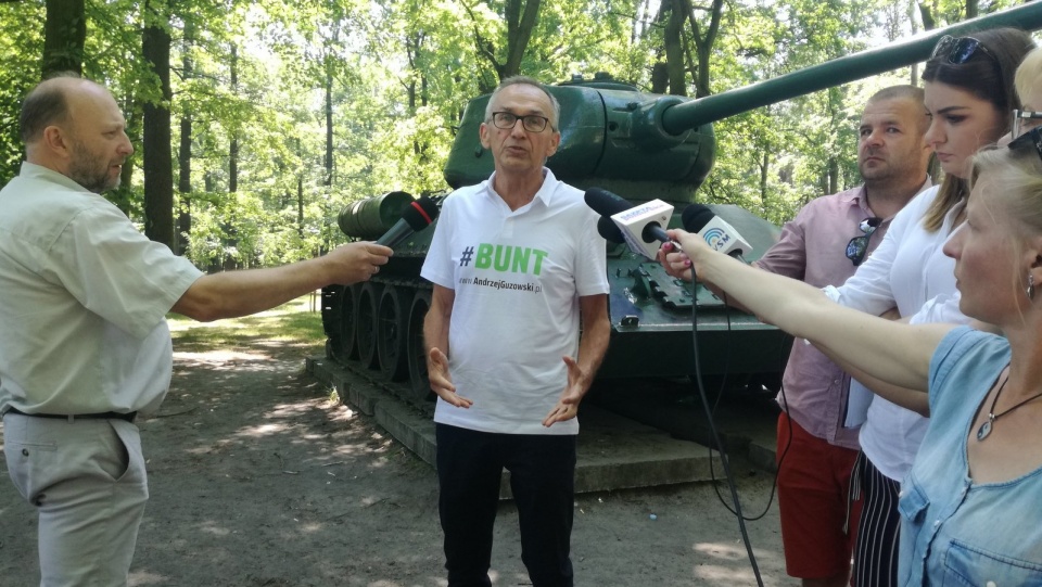 Kandydat spotkał się z dziennikarzami w parku miejskim przy czołgu. Fot. Marcin Doliński