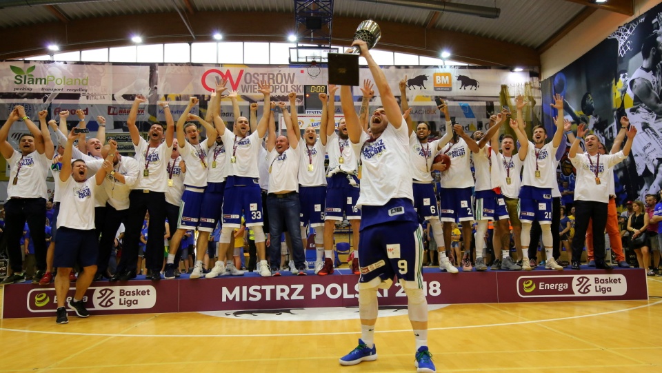 Na zdjęciu drużyna Anwilu Włocławek, mistrz Polski w koszykówce mężczyzn w sezonie 2017/2018. Fot. PAP/Tomasz Wojtasik