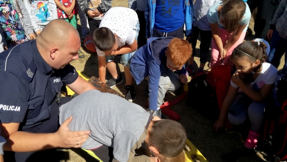 W pokazach ratowników i policjantów w Tleniu wzięli udział uczniowie szkół podstawowych i podopieczni przedszkoli z powiatu świeckiego. Fot. Marcin Doliński