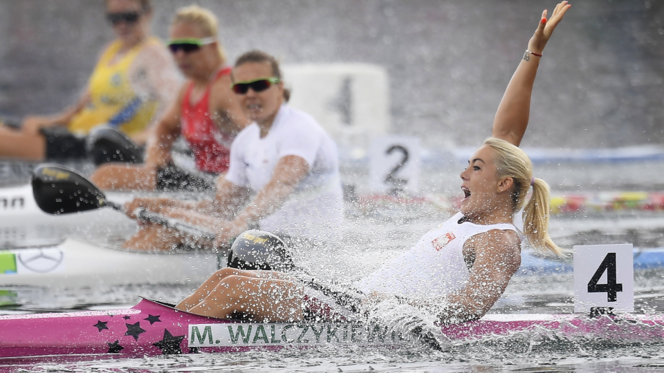 Na pierwszym planie zdjęcia Marta Walczykiewicz, złota medalistka ME 2018 w Belgradzie. Fot. PAP/EPA/TAMAS KOVACS