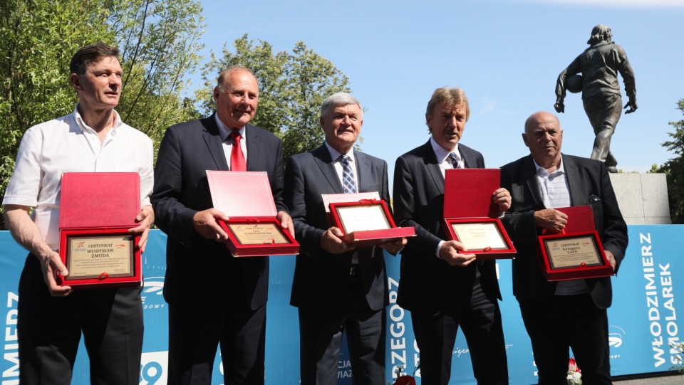 Byli piłkarze piłkarskiej reprezentacji Polski (od lewej): Władysław Żmuda, Jan Tomaszewski, Włodzimierz Lubański, Zbigniew Boniek, Grzegorz Lato podczas "Inauguracji Alei Gwiazd Piłki Nożnej" na PGE Narodowym, przy pomniku Kazimierza Górskiego w Warszawie. Fot. PAP/Leszek Szymański