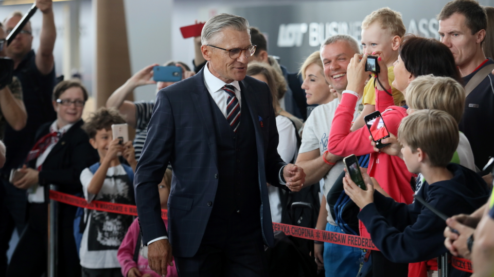 Na zdjęciu Adam Nawałka, selekcjoner polskiej reprezentacji piłkarskiej jeszcze na lotnisku w Warszawie. Fot. PAP/Leszek Szymański