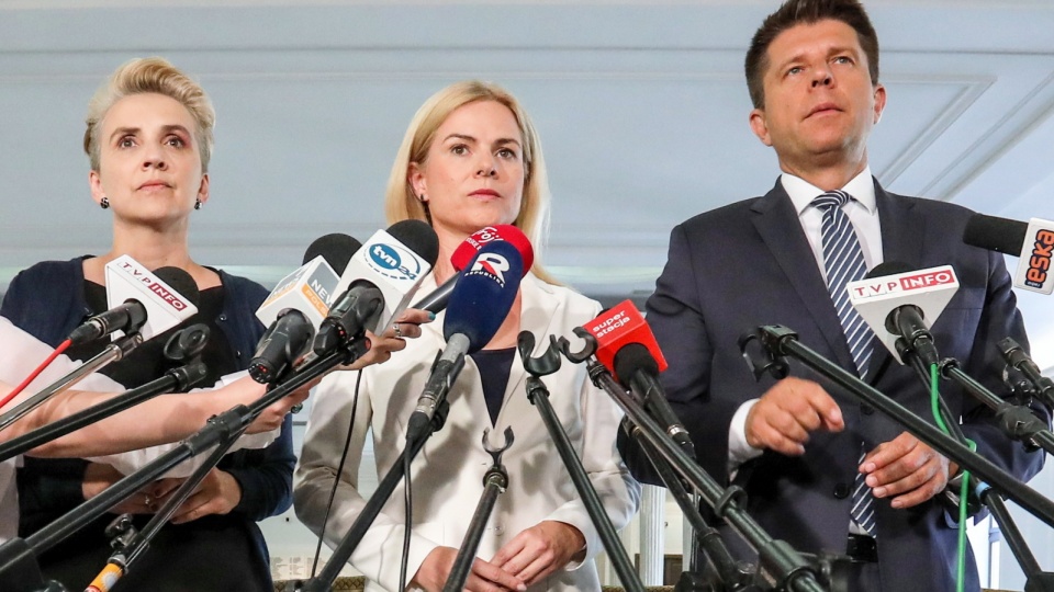 Od lewej: Joanna Scheuring-Wielgus, Joanna Schmidt oraz Ryszard Petru podczas konferencji prasowej w Sejmie. Fot. PAP/Marcin Obara