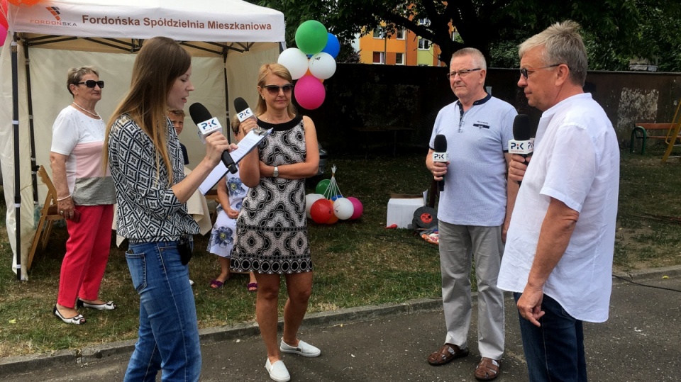 Kamila Zroślak w rozmowie z organizatorami festynu z okazji 55-lecia Fordońskiej Spółdzielni Mieszkaniowej. Fot. Krystian Makowski