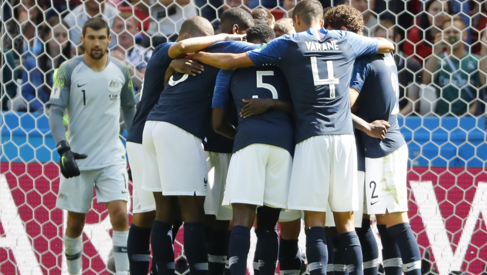 Na zdjęciu piłkarze reprezentacji Francji cieszą się z bramki na 1:0 podczas meczu z Australią w 1. kolejce grupy C MŚ 2018. Fot. PAP/EPA/DIEGO AZUBEL