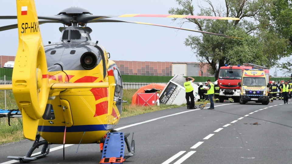 Akcja ratunkowa po tragicznym wypadku na drodze krajowej nr 91 w Konstantynowie. Fot. PAP/Tytus Żmijewski