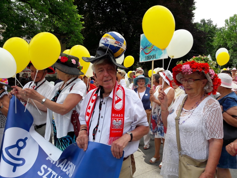 Ulicami Bydgoszczy przeszedł "Marsz Kapeluszowy", którego uczestnicy prezentowali bujne nakrycia głowy. Fot. Tatiana Adonis