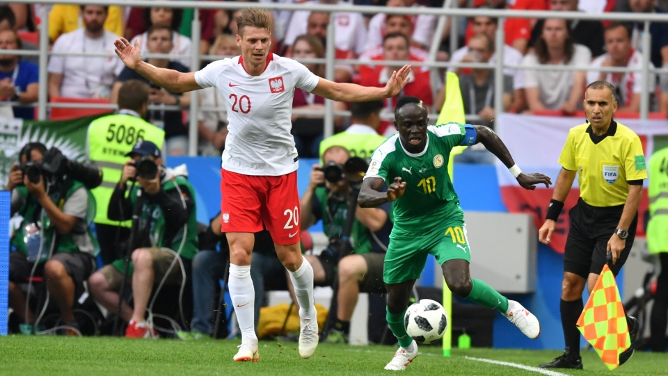 Łukasz Piszczek (L) i Sadio Mane ( P ) z Senegalu podczas meczu grupy H piłkarskich mistrzostw świata w Rosji. Fot. PAP/Bartłomiej Zborowski