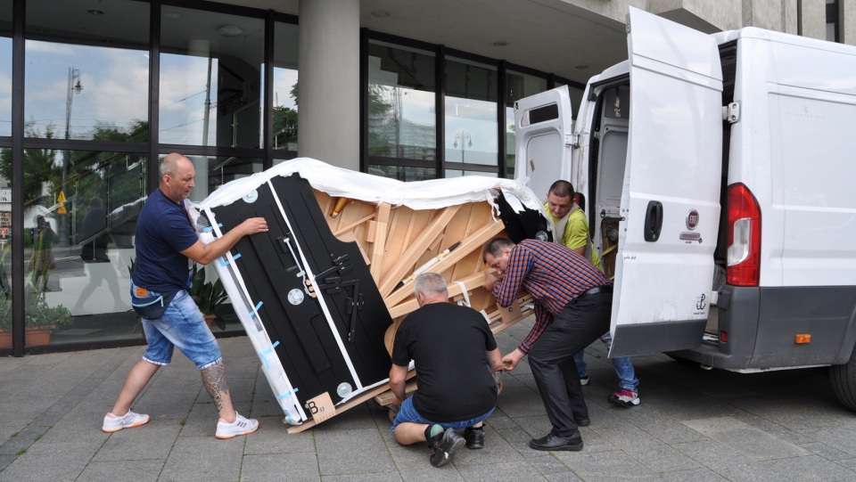 Wyładunek jednego z nowych fortepianów dla bydgoskiej opery. Fot. Nadesłane