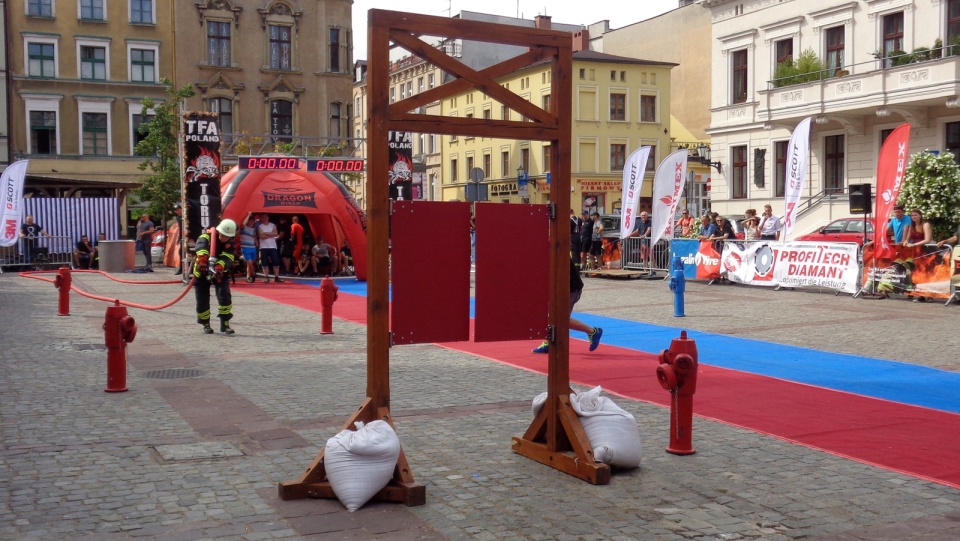 O tytuł najtwardszego rywalizuje w Toruniu 250 strażaków z całego świata. Fot. Monika Kaczyńska