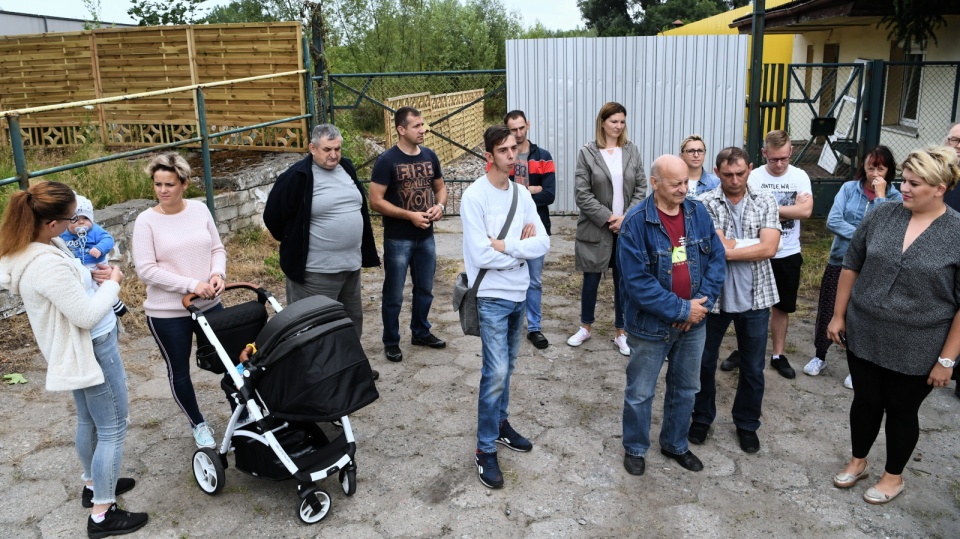 Protest mieszkańców Marcinkowa. Jak twierdzą mieszkańcy, na teren po byłym tartaku w Marcinkowie nielegalnie zwożone są śmieci. Mieszkańcy Marcinkowa i Gębic sprzeciwiają się utworzeniu kolejnego wysypiska w gminie Mogilno. Fot. PAP/Tytus Żmijewski