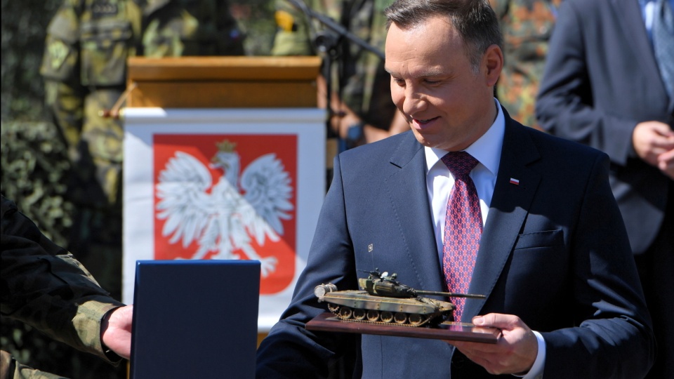 Prezydent, zwierzchnik Sił Zbrojnych RP Andrzej Duda podczas spotkania z żołnierzami Polskiego Kontyngentu Wojskowego w Bazie Wojskowej w Adazi na Łotwie. Fot. PAP/Radek Pietruszka