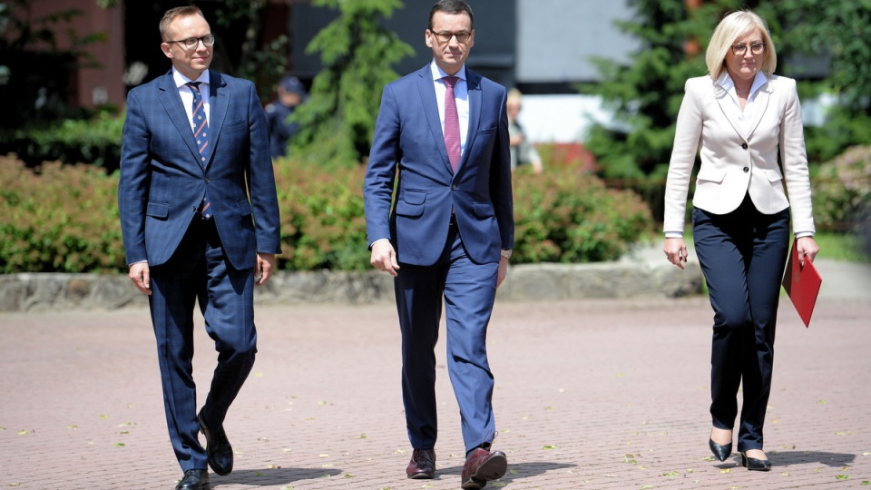 Premier Mateusz Morawiecki, wiceminister inwestycji i rozwoju Artur Soboń i rzecznik rządu Joanna Kopcińska podczas konferencji prasowej na osiedlu Pułaskiego w Rzeszowie/fot. Darek Delmanowicz, PAP