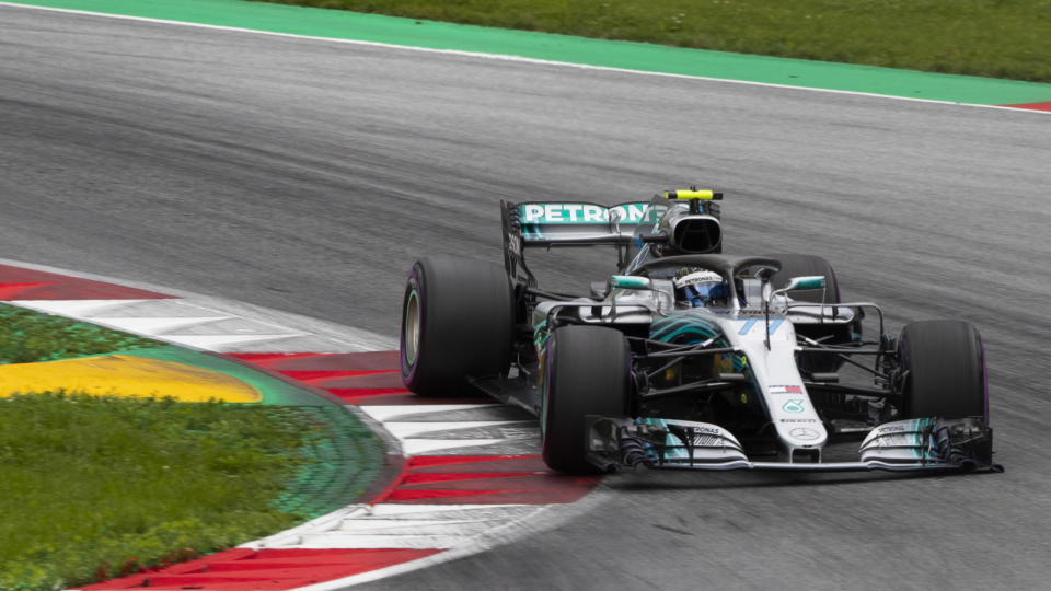 Na zdjęciu bolid Valtteriego Botasa podczas kwalifikacji do Grand Prix Austrii 2018. Fot. PAP/EPA/VALDRIN XHEMAJ