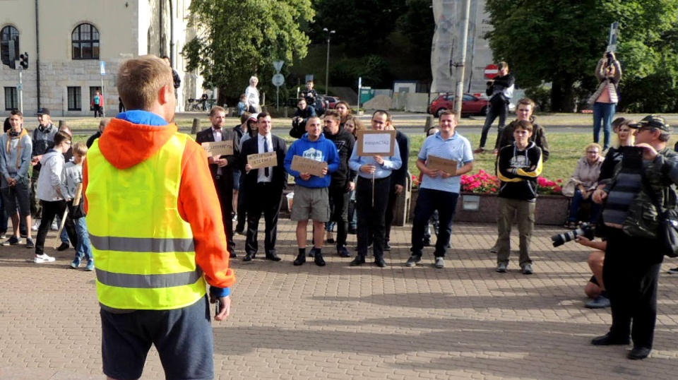 Pod pomnikiem Kazimierza Wielkiego w Bydgoszczy odbył się protest przeciwko dyrektywie Unii Europejskiej dotyczącej praw autorskich. Fot. Damian Klich