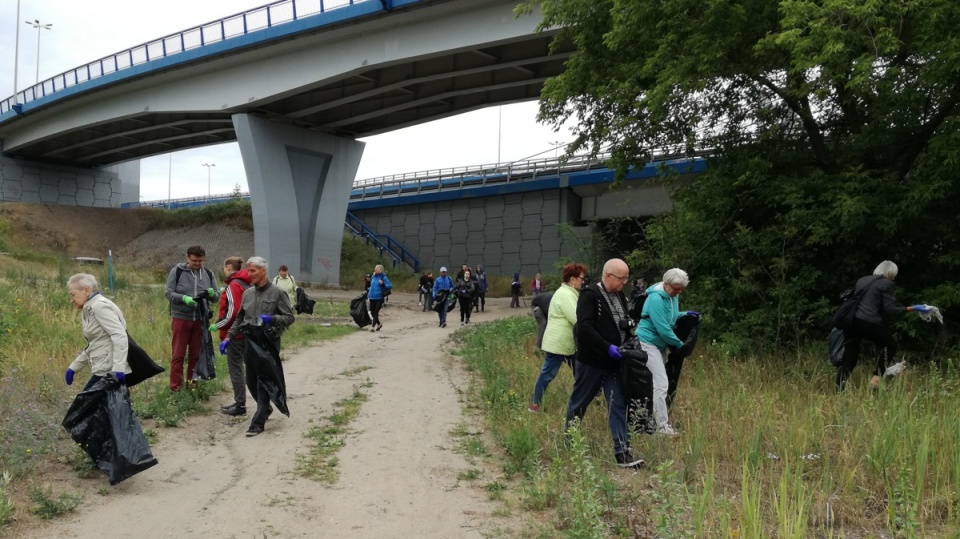 Mimo deszczu grupa ochotników postanowiła zebrać śmieci zalegające nad brzegiem Wisły. Fot. Wiktor Strumnik