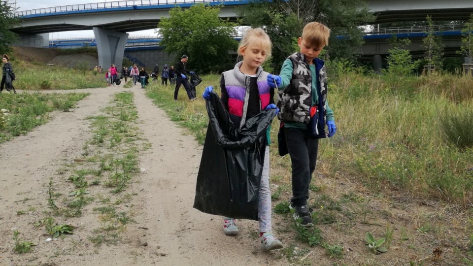 Mimo deszczu grupa ochotników postanowiła zebrać śmieci zalegające nad brzegiem Wisły. Fot. Wiktor Strumnik