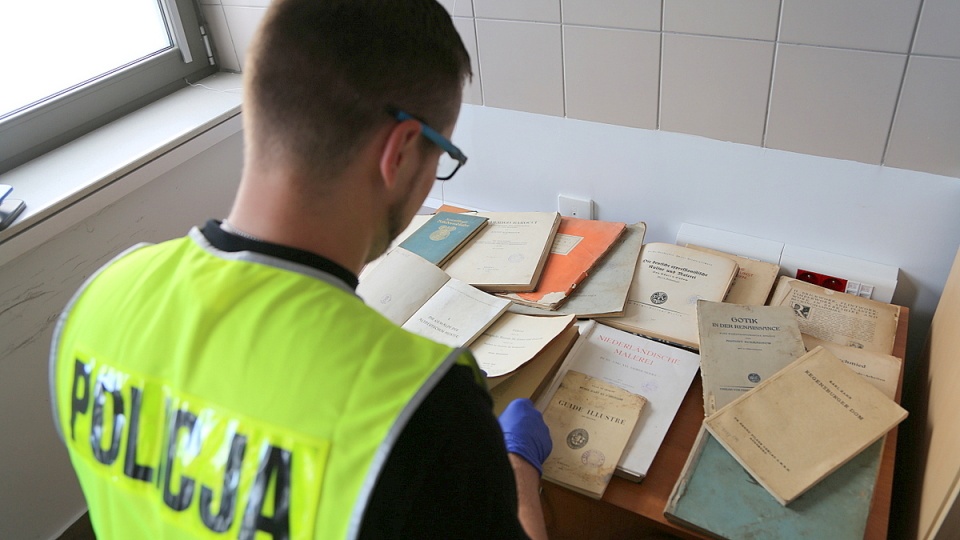 Policjanci zajmujący się walką cyberprzestępczością odzyskali 15 książek ze Stadtmuseum w Gdańsku, które uznać należy za straty wojenne. Fot. Policja