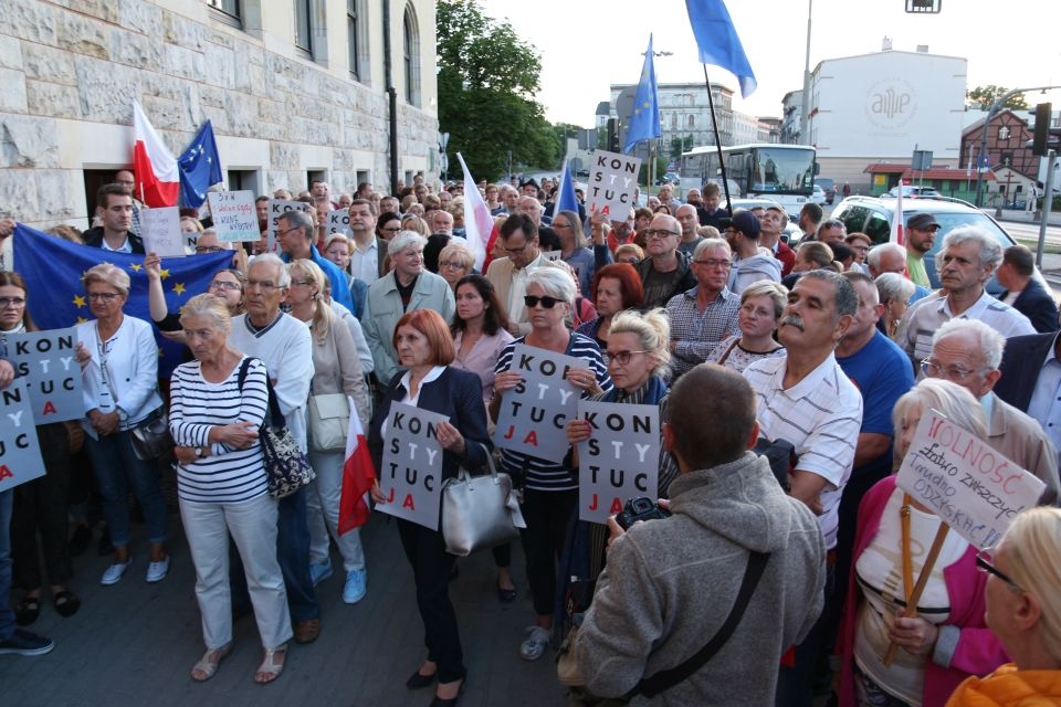 Manifestujący mieli ze sobą transparenty z hasłami m.in. "Wolne sądy" i "Walczymy w Europie o Sąd Najwyższy"/fot. Janusz Wiertel