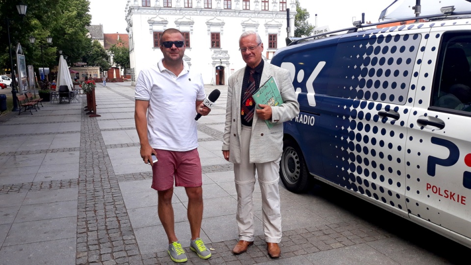 Marcin Doliński podejmuje gości w studiu mobilnym na chełmińskim Rynku. Fot. Sławomir Nowak