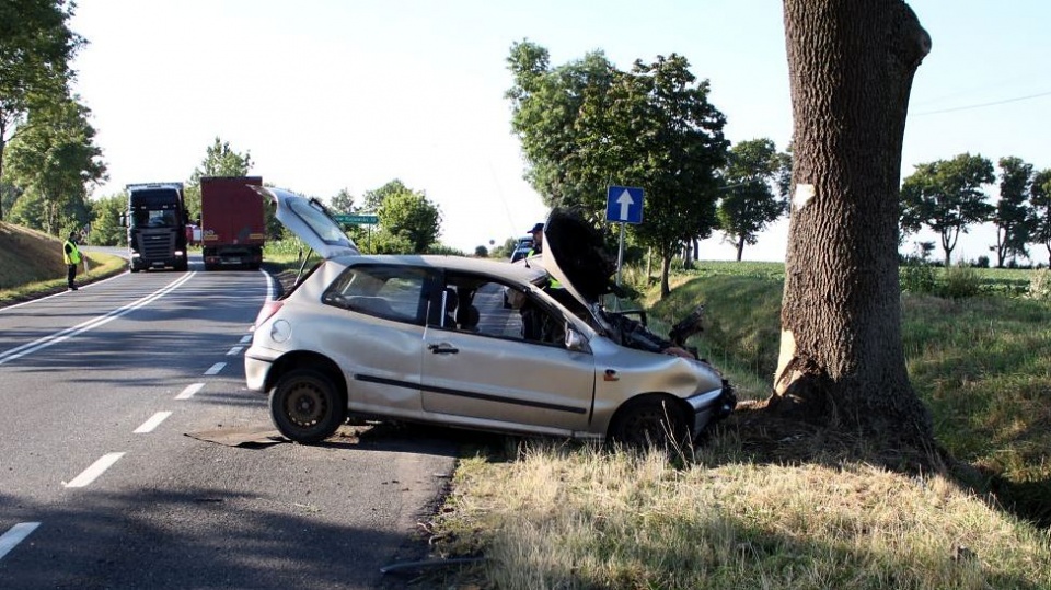 Z nieznanych dotąd przyczyn, na łuku drogi pojazd zjechał na przeciwległy pas i uderzył w przydrożne drzewo. Fot. KPP w Inowrocławiu