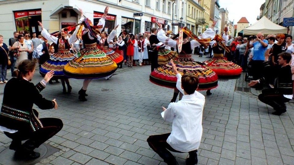 Na turystów czekają występy artystyczne, prezentacje rzemiosła średniowiecznego oraz targi i wystawy. Fot. www.chdk.pl