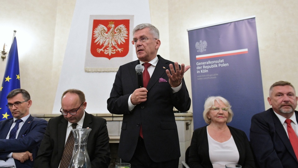 Marszałek Senatu RP Stanisław Karczewski, ambasador RP w Berlinie Andrzej Przyłębski (z lewej) i wiceminister spraw zagranicznych Andrzej Papierz (2L) podczas spotkania z polonią w Konsulacie Generalnym RP w Kolonii. Fot. PAP/Marcin Obara