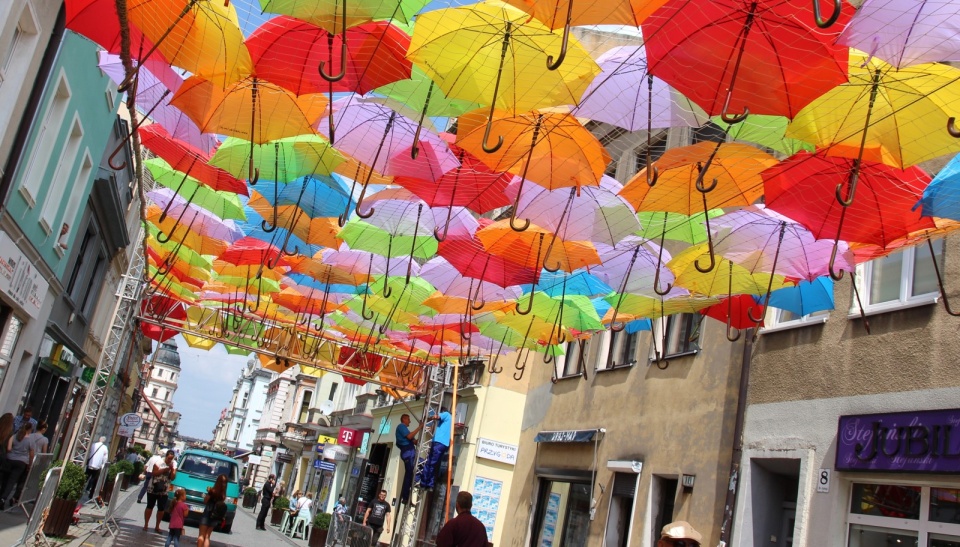 Parasolowa konstrukcja nad ul. Królowej Jadwigi w Inowrocławiu. Fot. Nadesłane