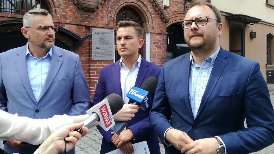 Na zdjęciu od lewej: posłowie Tomasz Lenz i Arkadiusz Myrcha oraz radny Torunia Paweł Gulewski. Fot. Michał Zaręba