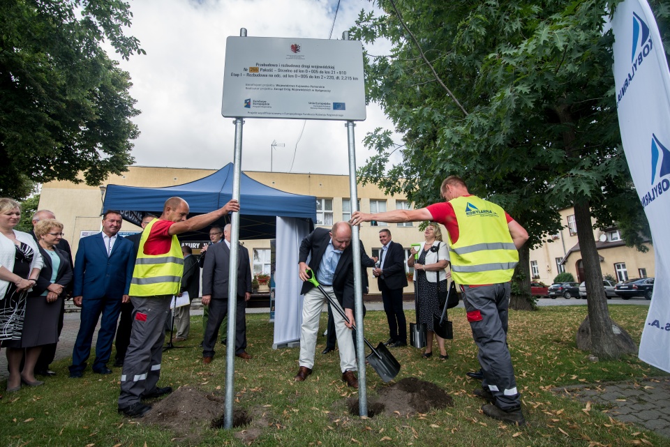 W uroczystym rozpoczęciu budowy w Pakości wzięli udział marszałek Piotr Całbecki, wicemarszałek Dariusz Kurzawa, radna województwa Elżbieta Piniewska, samorządowcy z terenu powiatu inowrocławskiego, gminy Pakość oraz przedstawiciele Zarządu Dróg Wojewódzkich w Bydgoszczy i firmy Kobylarnia SA. Fot. Łukasz Piecyk