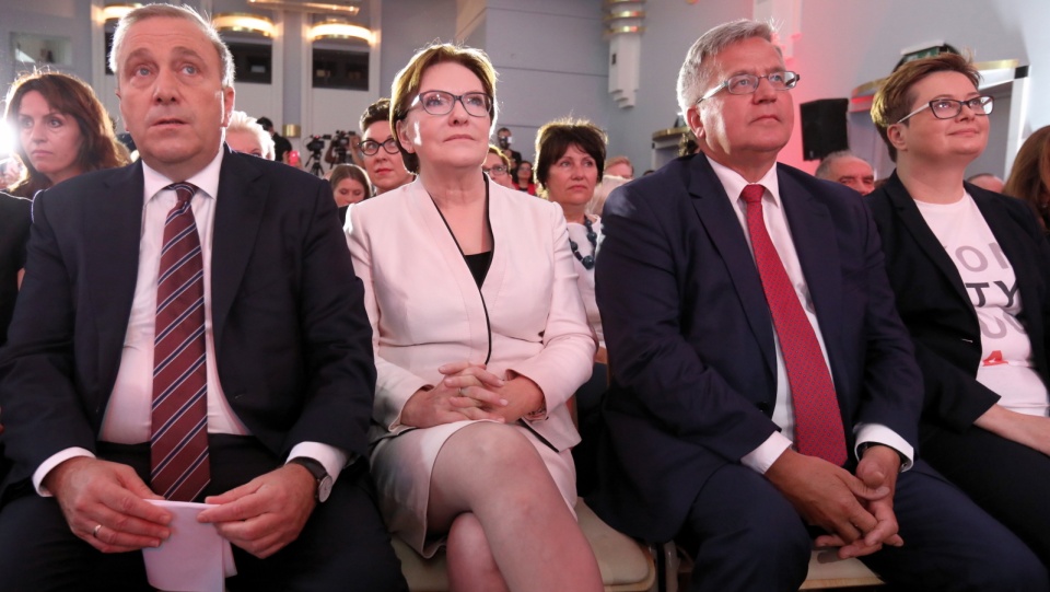 Przewodniczący PO Grzegorz Schetyna, była premier Ewa Kopacz, były prezydent Bronisław Komorowski i posłanka Nowoczesnej Katarzyna Lubnauer podczas uroczystego posiedzenia klubu parlamentarnego Platformy Obywatelskiej. Fot. PAP/Tomasz Gzell