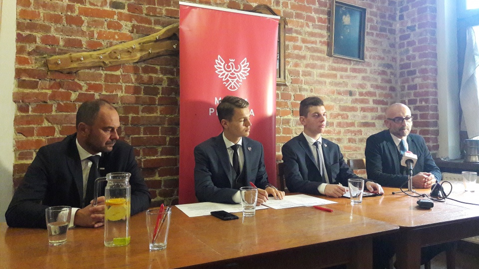 Konferencja działaczy Młodej Prawicy prezentująca wyniki sondażu prezydenckiego w Bydgoszczy