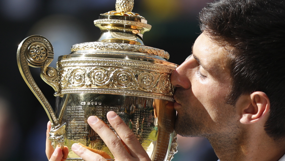 Na zdjęciu Novak Djoković, triumfator Wimbledonu 2018. Fot. PAP/EPA/NIC BOTHMA