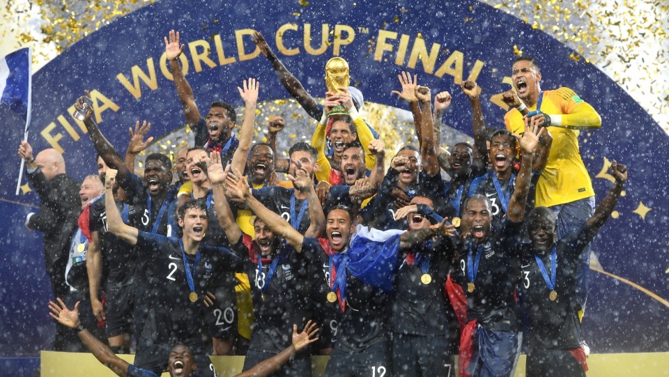 Francuska drużyna piłkarska cieszy się z mistrzostwa świata 2018. Fot. PAP/EPA/FACUNDO ARRIZABALAGA