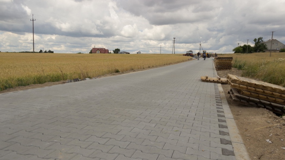 Remontowany odcinek był dotychczas drogą gruntową, częściowo wzmocnioną cementem. Fot. www.gmina-sepolno.pl