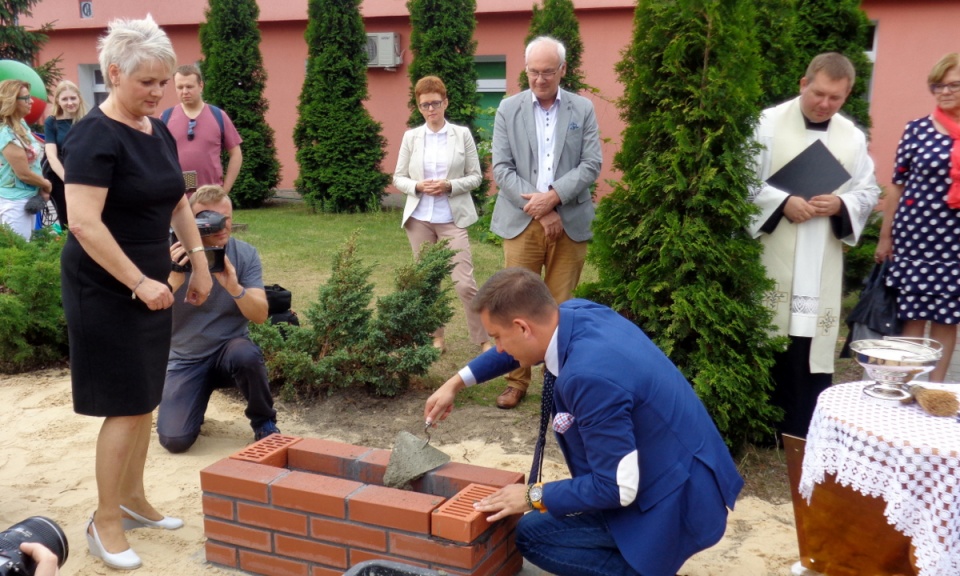 Wmurowany został kamień węgielny pod budowę drugiego budynku Zakładu Pielęgnacyjno-Opiekuńczego dla Dzieci i Młodzieży. Fot. Monika Kaczyńska