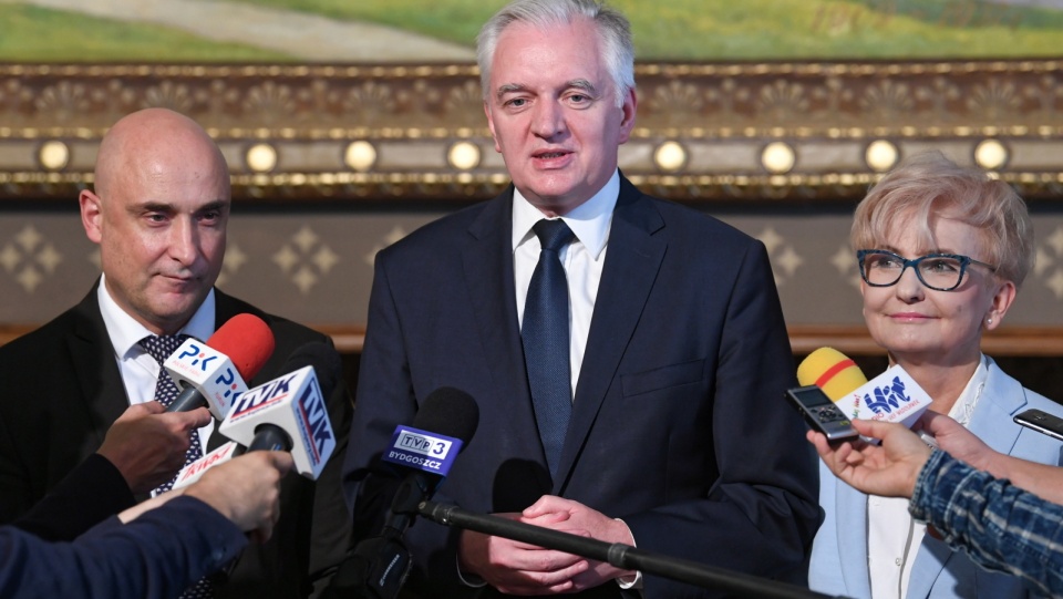 Wicepremier, minister nauki Jarosław Gowin (w środku), przewodniczący Rady Miasta Włocławka Rafał Sobolewski, poseł Iwona Michałek podczas briefingu prasowego. Fot. PAP/Tytus Żmijewski