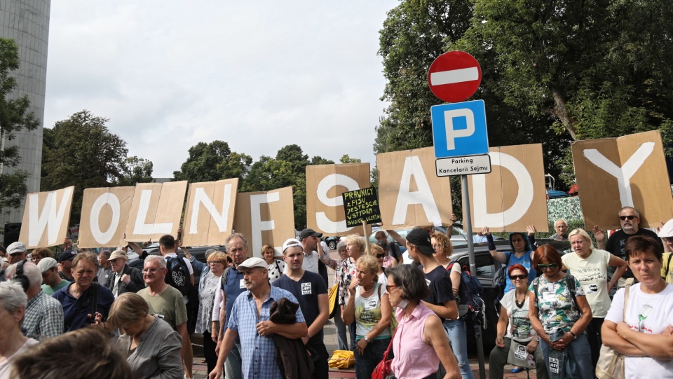 Manifestacja przeciwników reformy sądownictwa przed Sejmem w Warszawie. Fot. PAP/Leszek Szymański