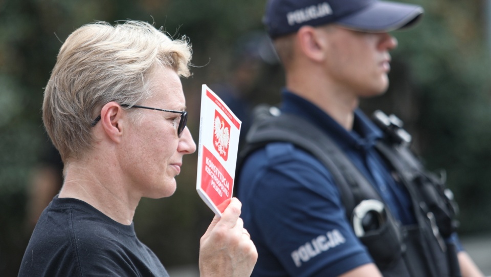 Manifestacja przeciwników reformy sądownictwa przed Sejmem w Warszawie. Fot. PAP/Leszek Szymański