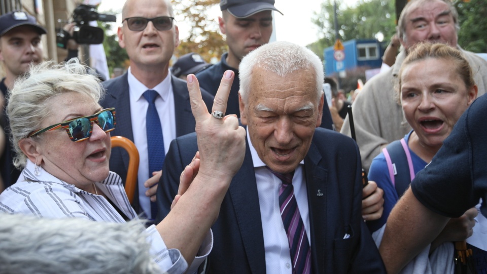 Poseł WiS Kornel Morawiecki mija uczestników manifestacji przeciwników reformy sądownictwa. Fot. PAP/Leszek Szymański