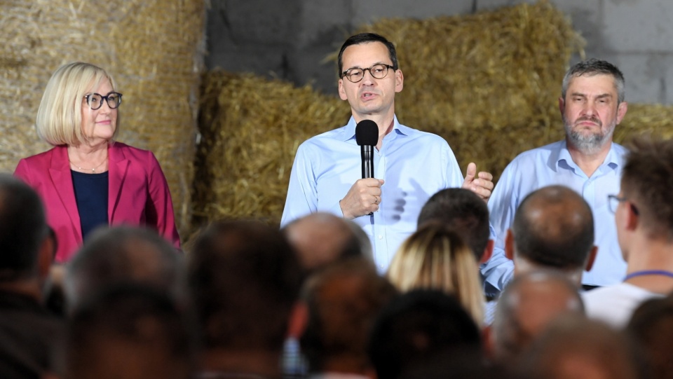 Premier Mateusz Morawiecki (w środku), minister rolnictwa i rozwoju wsi Jan Krzysztof Ardanowski (z prawej) i rzecznik rządu Joanna Kopcińska podczas spotkania z rolnikami w Głogowie. Fot. PAP/Tytus Żmijewski