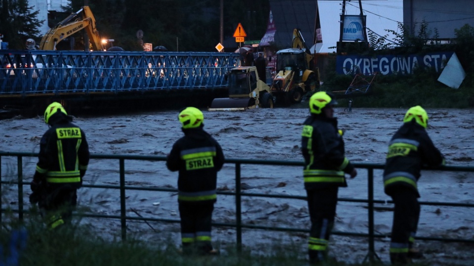 Podwyższony stan rzeki Biały Dunajec w miejscowości Bialy Dunajec. Zablokowany jest przejazd mostem i podróż Zakopianką. Fot. PAP/Grzegorz Momot