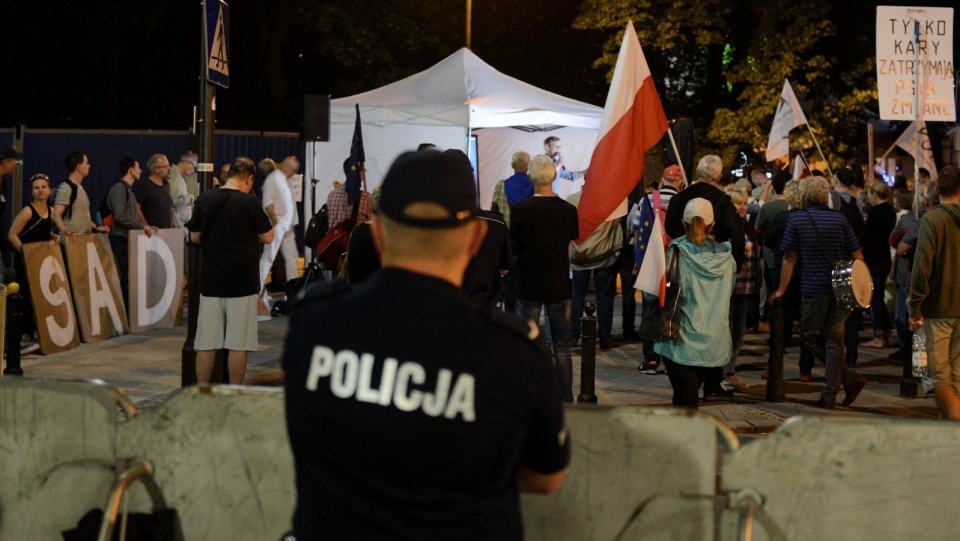 Od środy przed Sejmem trwa demonstracja zorganizowana m.in. przez Obywateli RP, Ogólnopolski Strajk Kobiet i Komitet Obrony Demokracji; jej uczestnicy chcą, by do nowelizacji ustaw o sądach wprowadzono poprawki zgodne z zaleceniami Komisji Europejskiej. Fot. PAP/Jakub Kamiński